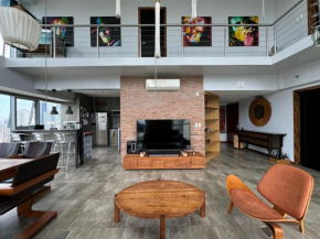 Lower Penthouse with Balcony & Cityviews in Makati